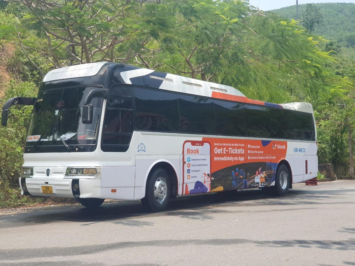 tee äärde pargitud valge buss