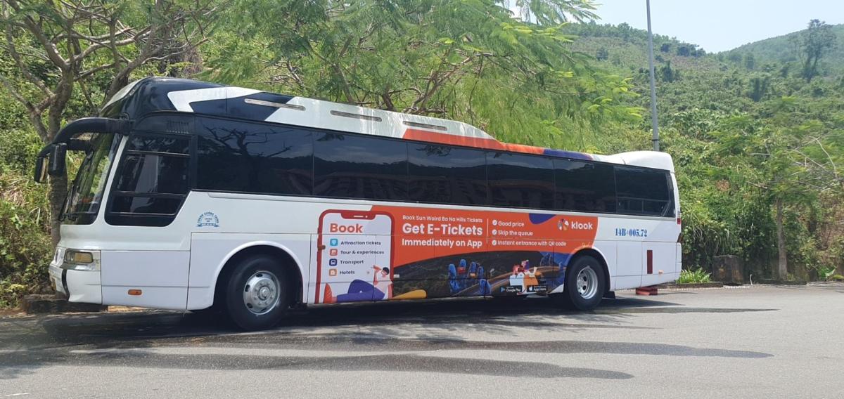 tee äärde pargitud buss