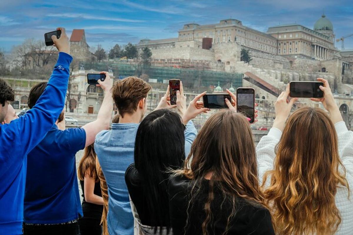Un grupo de personas tomando fotografías del Louvre.
