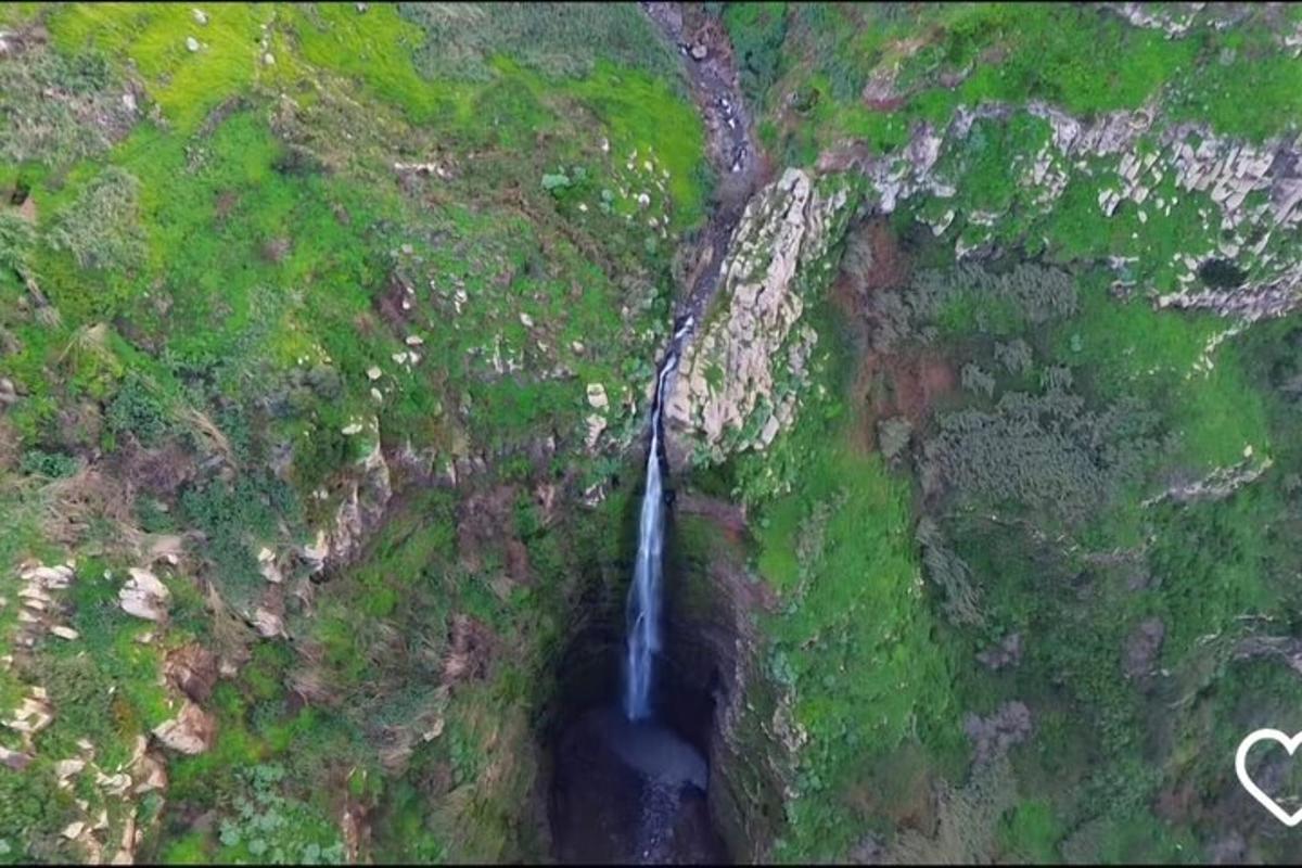 eine Luftaufnahme eines Wasserlochs in einem Berg