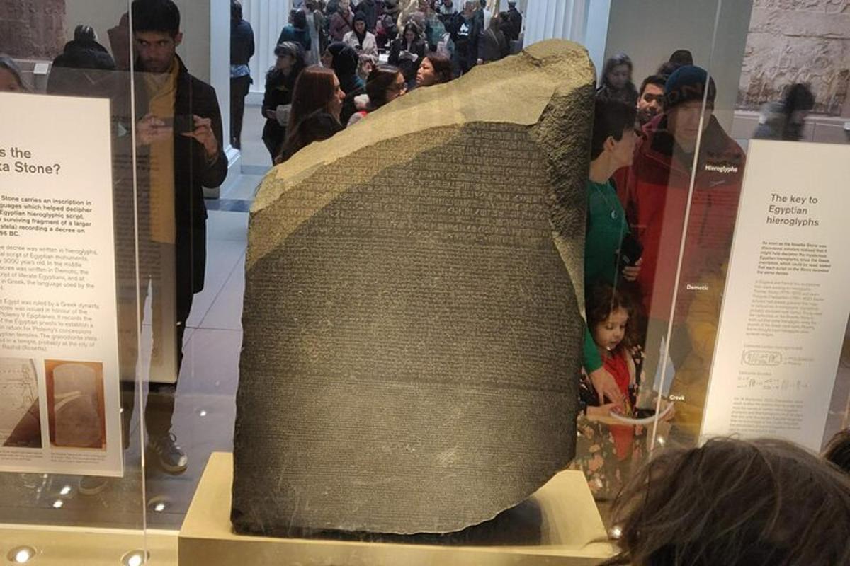 dav lidí prohlížejících si starověký artefakt v muzeu