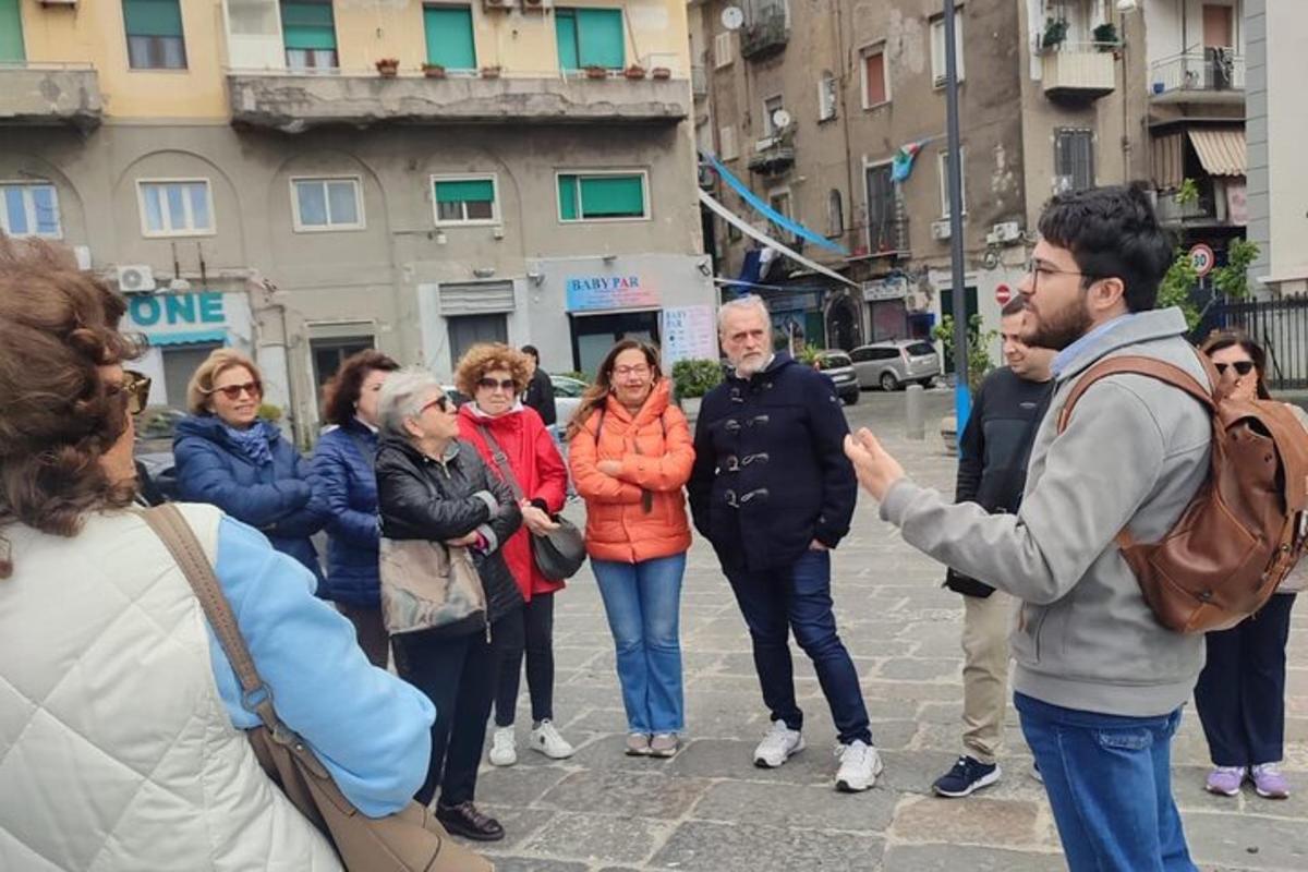 un home parlant amb un grup de persones al carrer