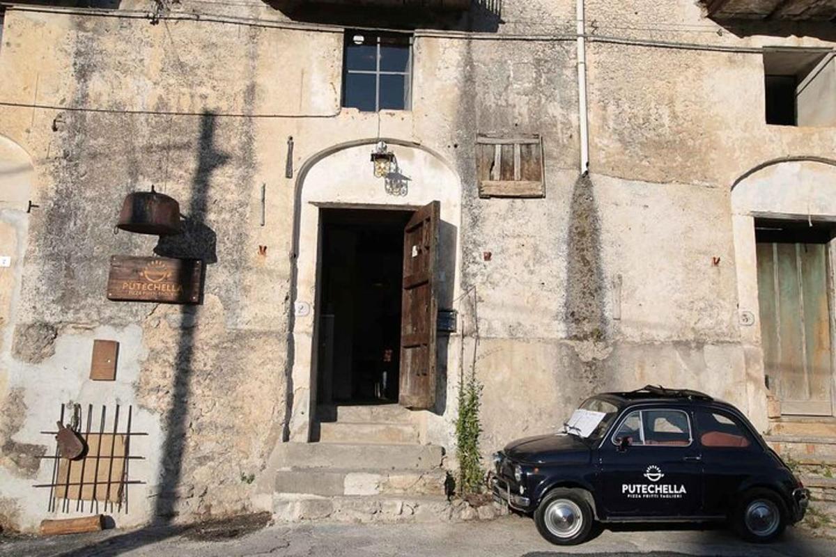 Un coche negro aparcado delante de un edificio