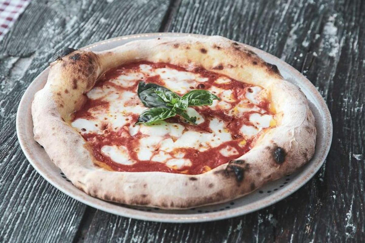 lítil pizza á diski á tréborði