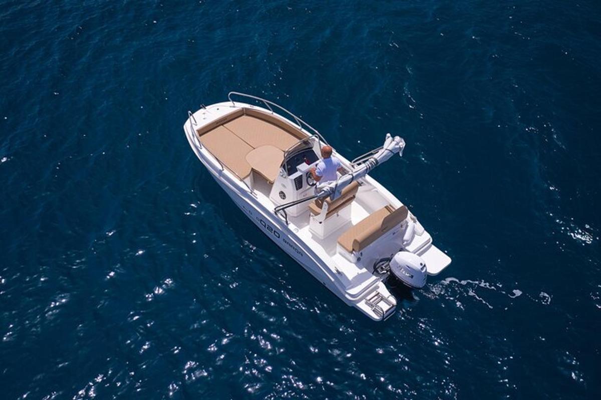 een man in een witte boot in het water