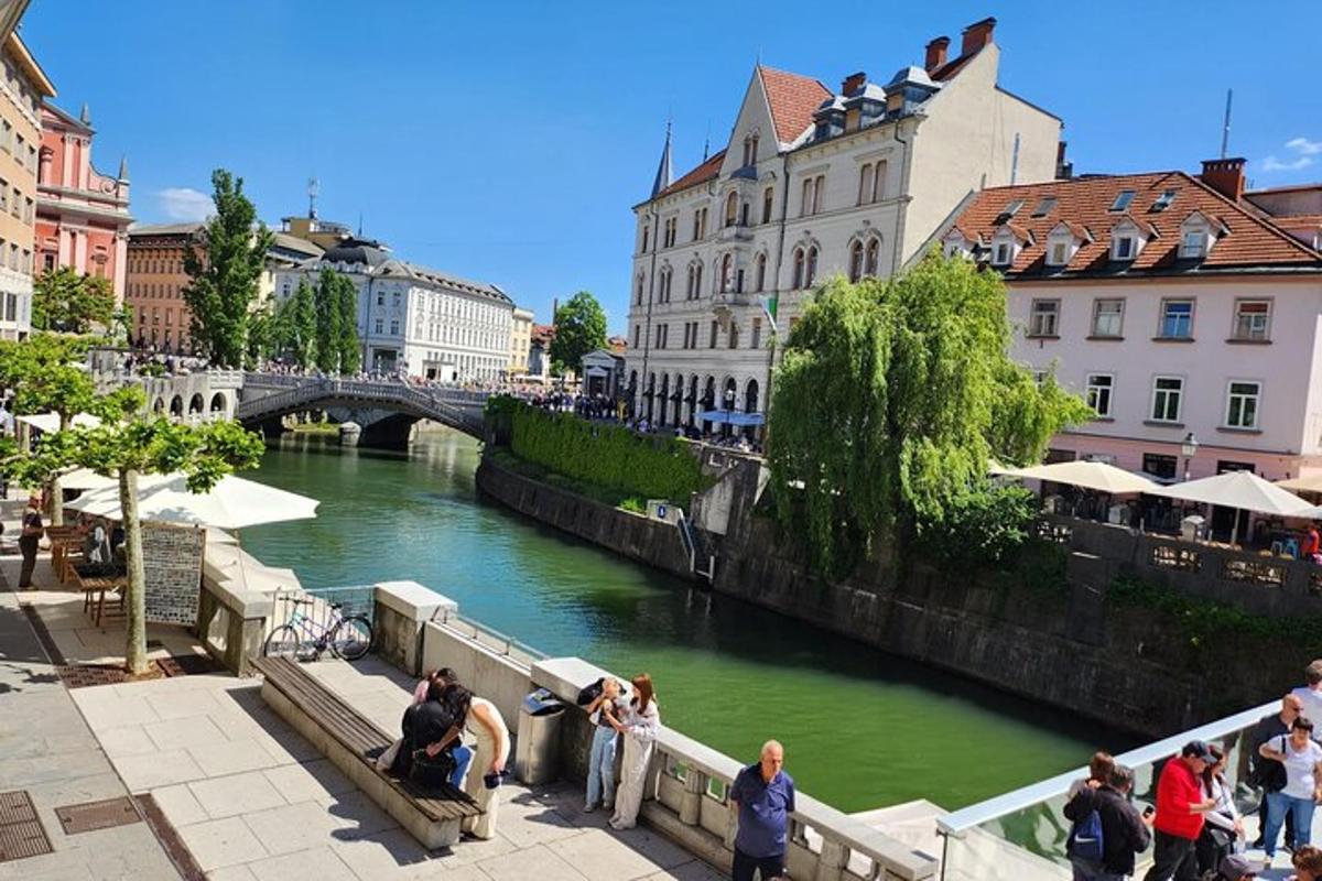 eine Gruppe von Menschen steht auf einer Brücke über einem Fluss