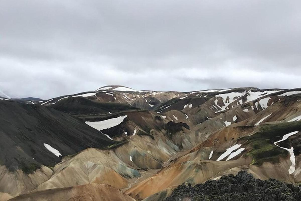 vista aèria d'una serralada nevada
