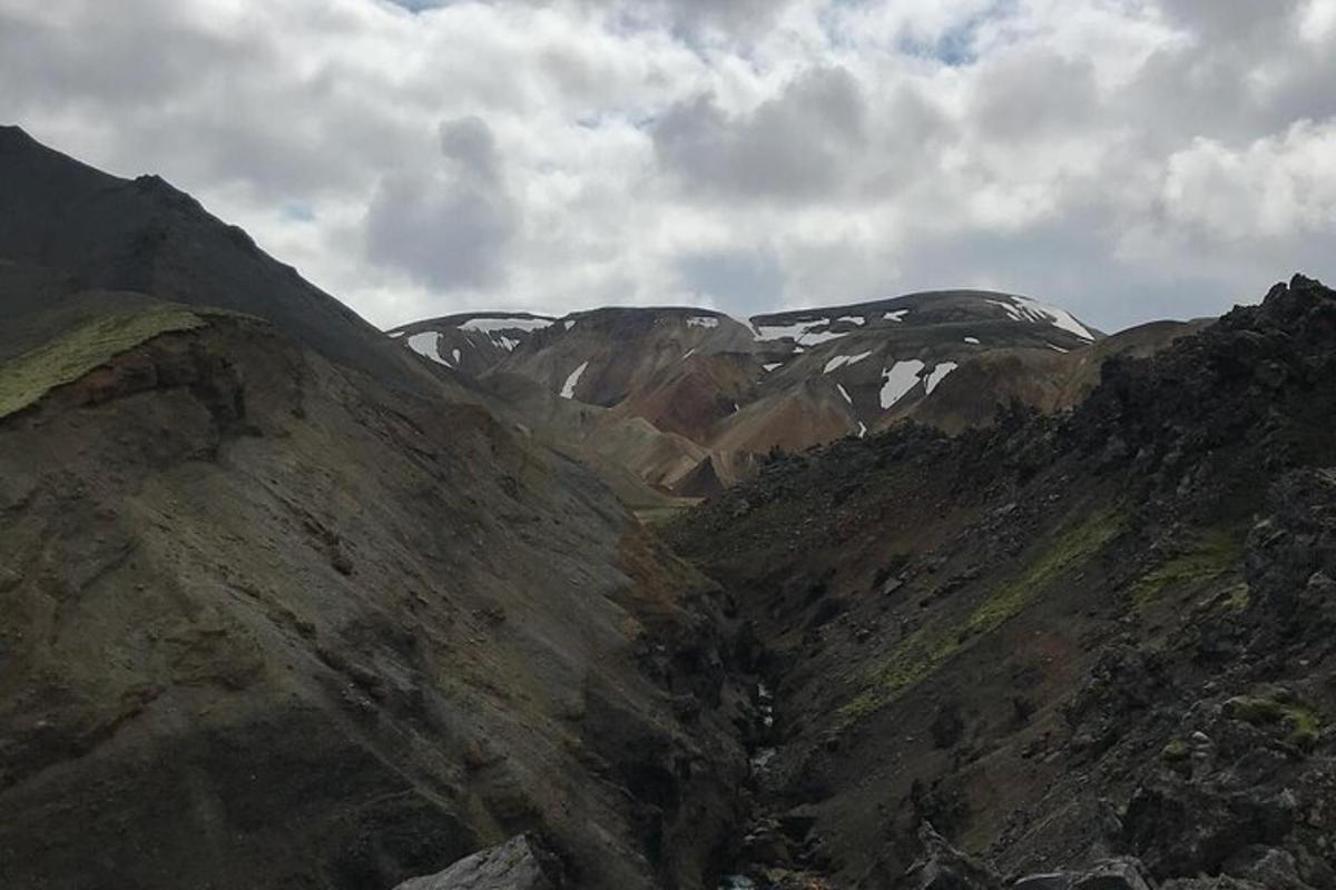 una vista d'una serralada amb muntanyes cobertes de neu