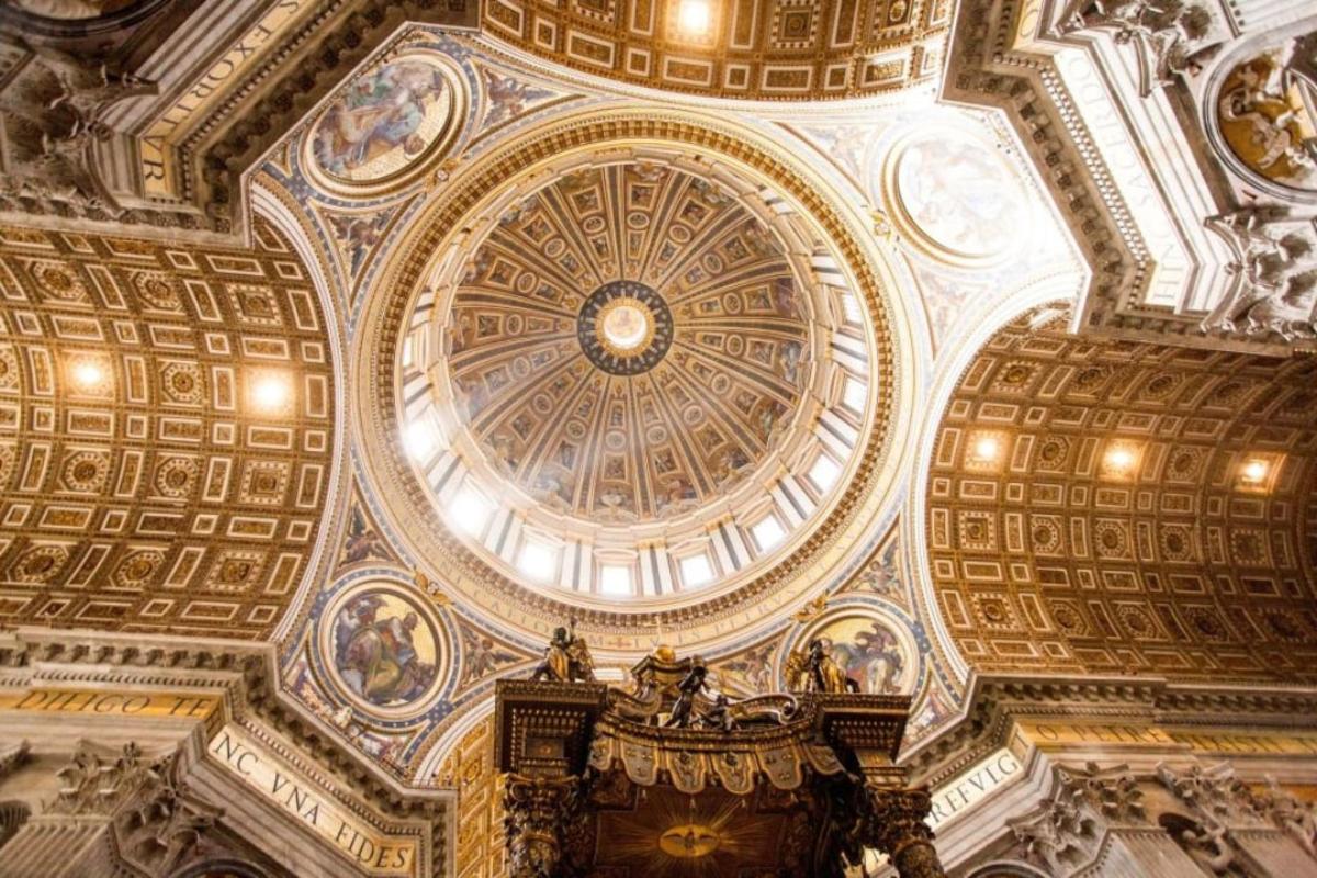 un soffitto decorato di un edificio con una cupola