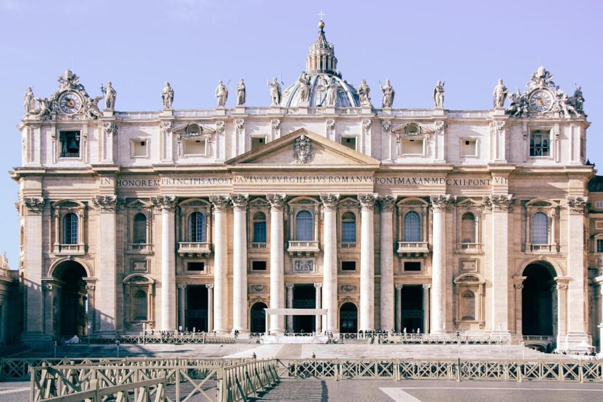 un grande edificio con una recinzione di fronte