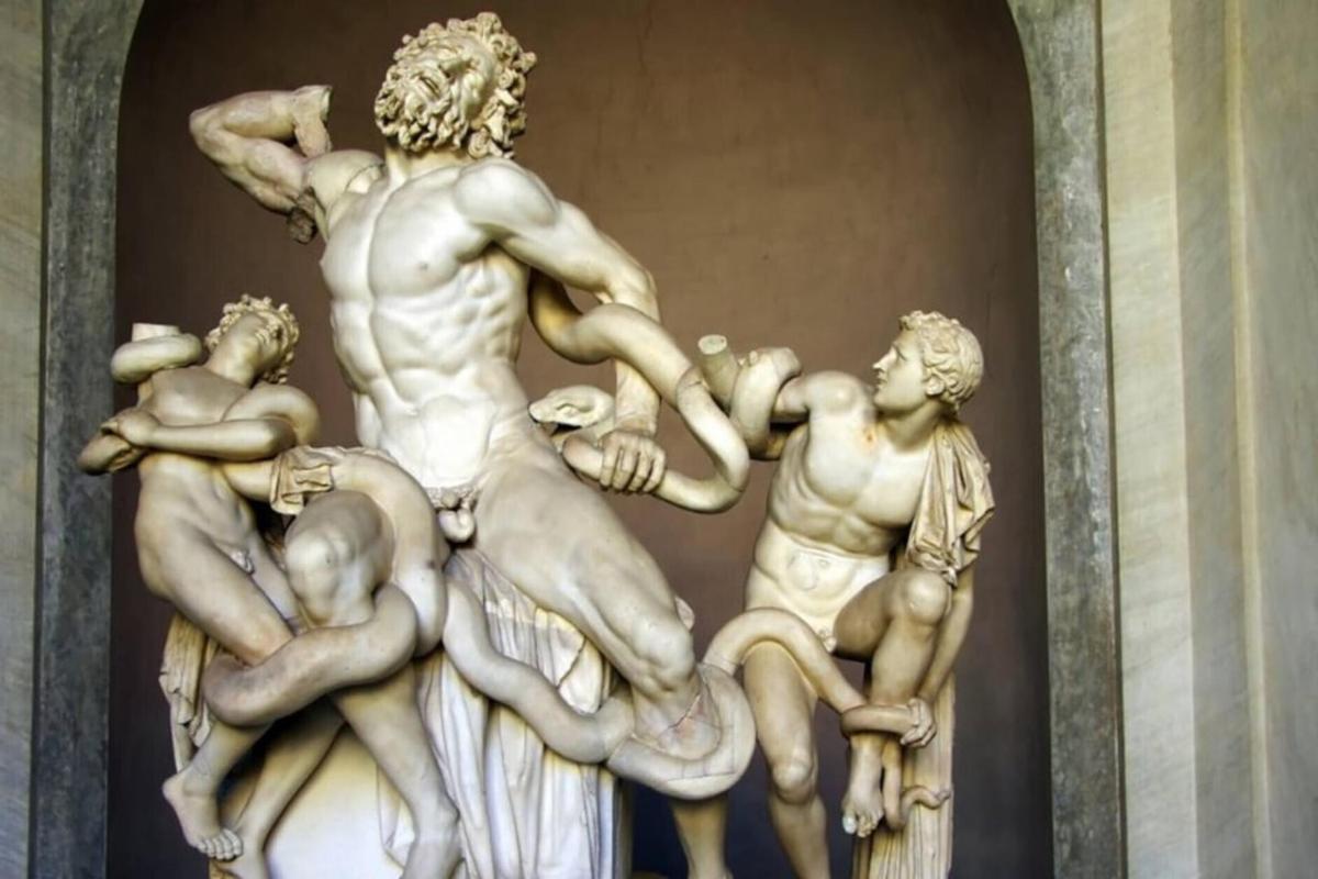 una statua di Aeos Andeus su un muro