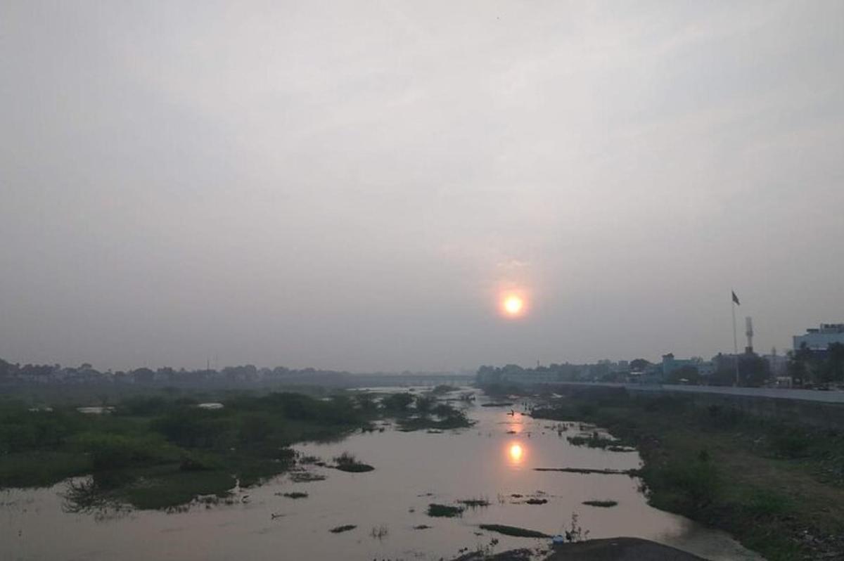 Una vista de un río con el sol en el cielo.