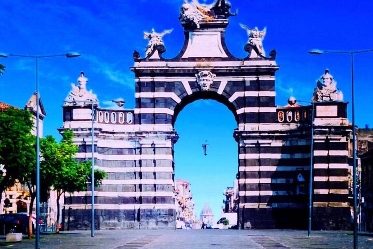 Un arco con una estatua encima