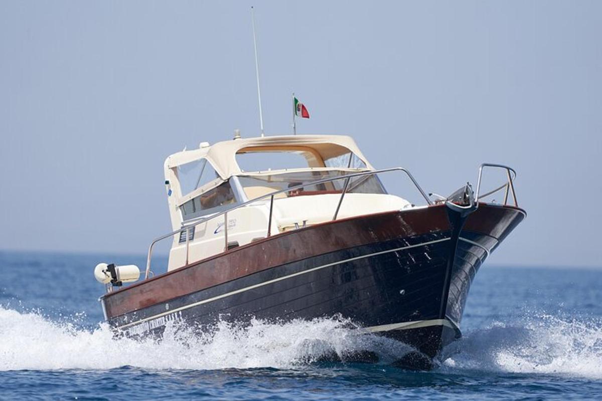 una barca in acqua sull'oceano