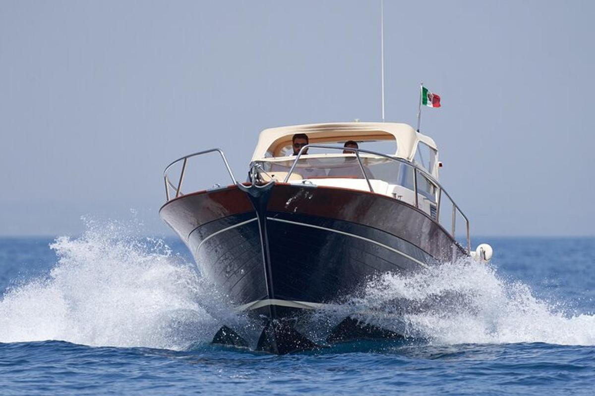 una barca in acqua con due persone a bordo