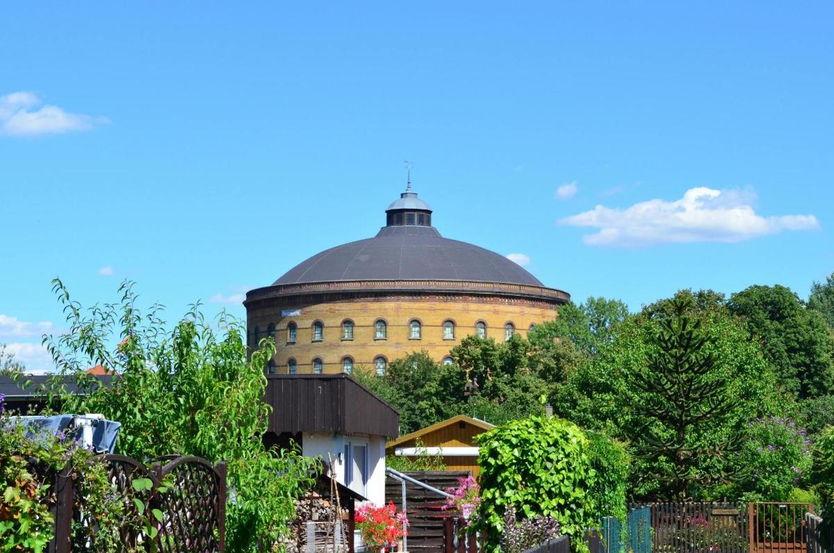 a large building with a dome on top of it