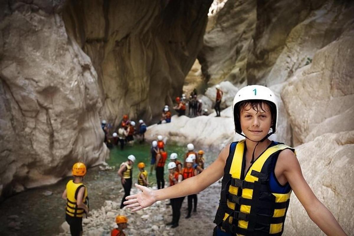 un ragazzo con un casco in piedi in una grotta