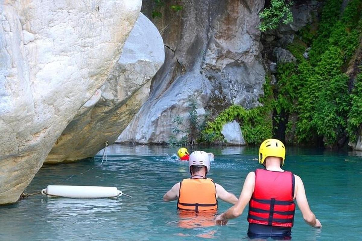 due persone nell'acqua di un fiume