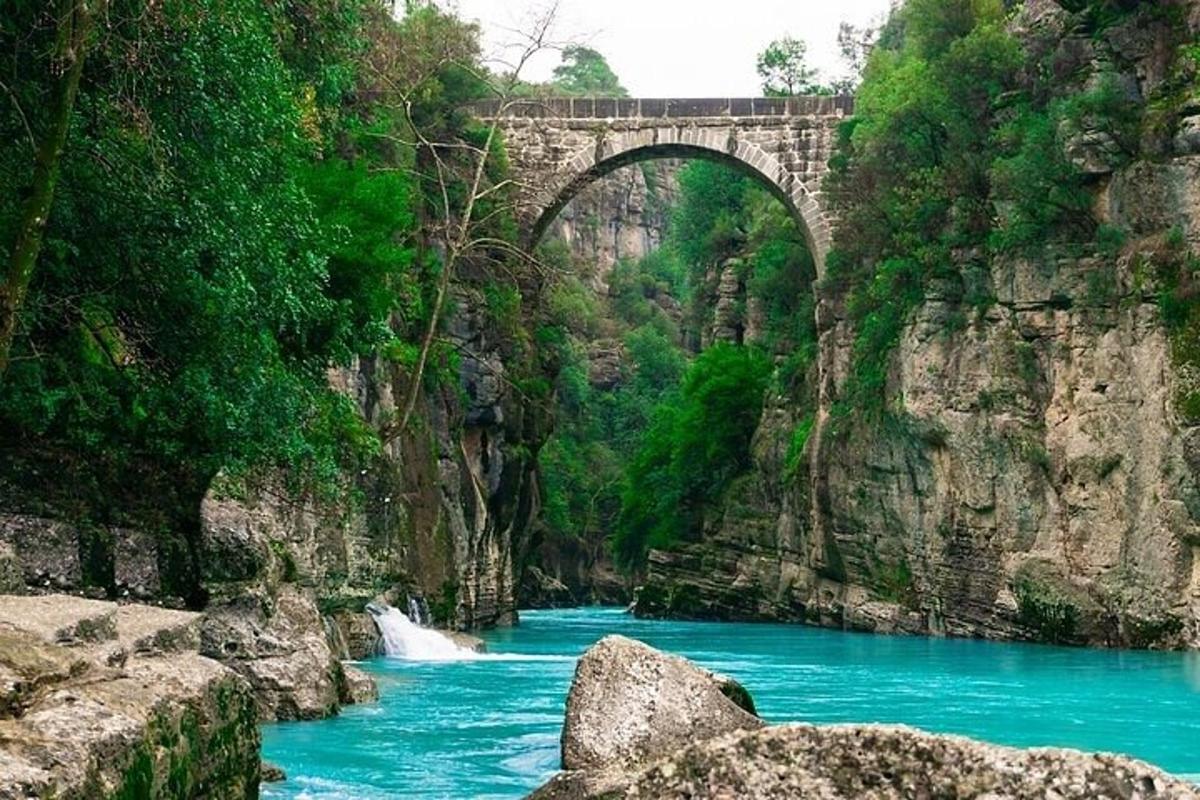 un ponte sopra un fiume con acqua blu