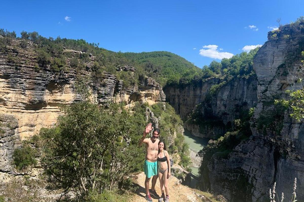 dois homens parados na beira de um cânion