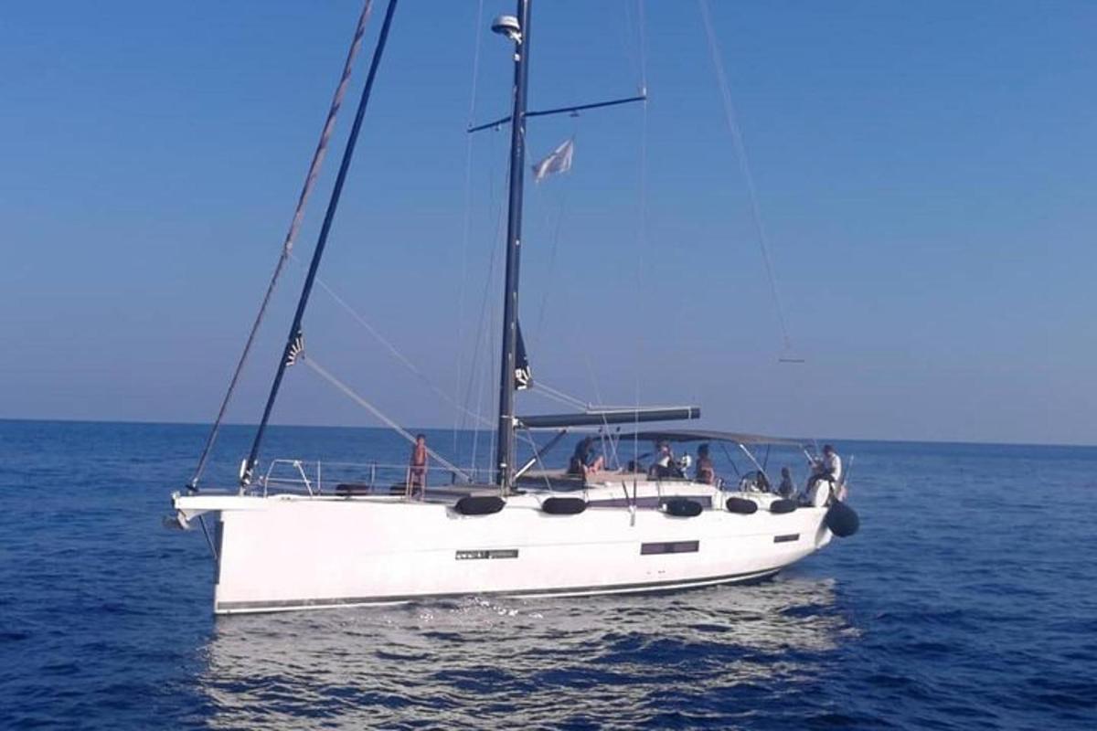 bílá plachetnice v oceánu na vodě