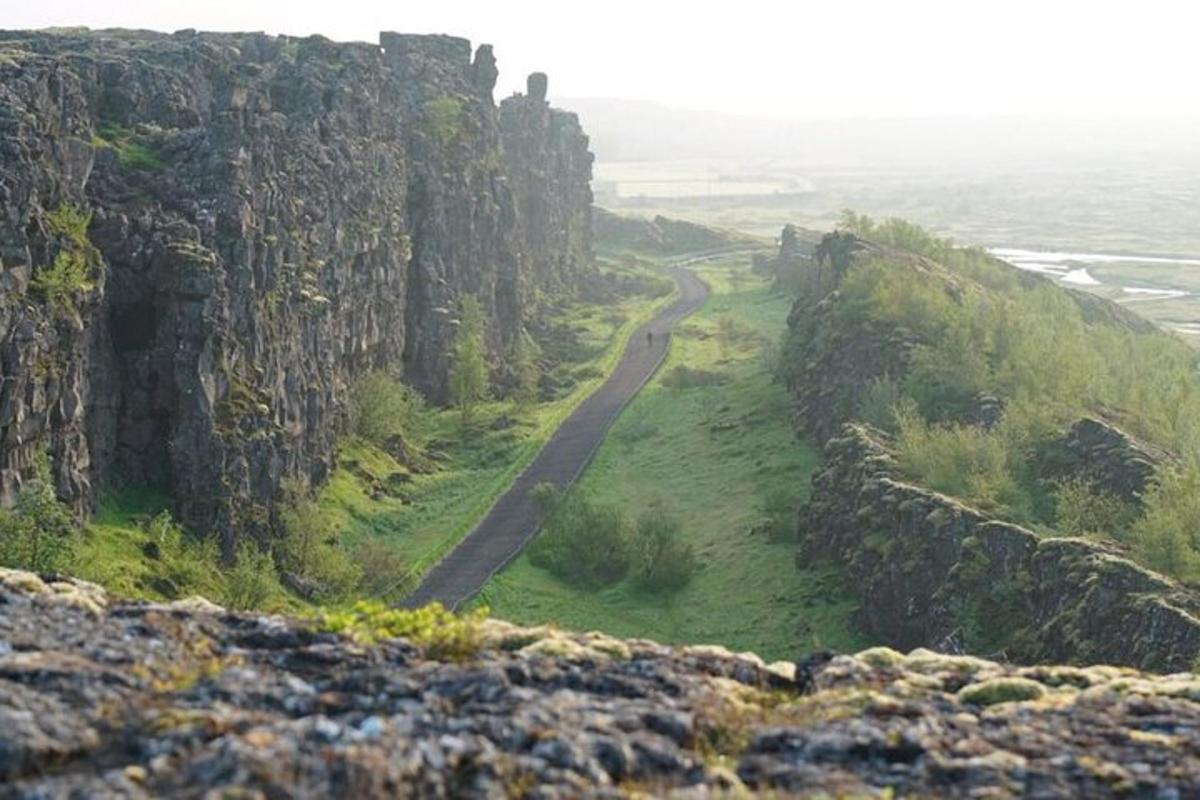 jalan berliku di tepi gunung