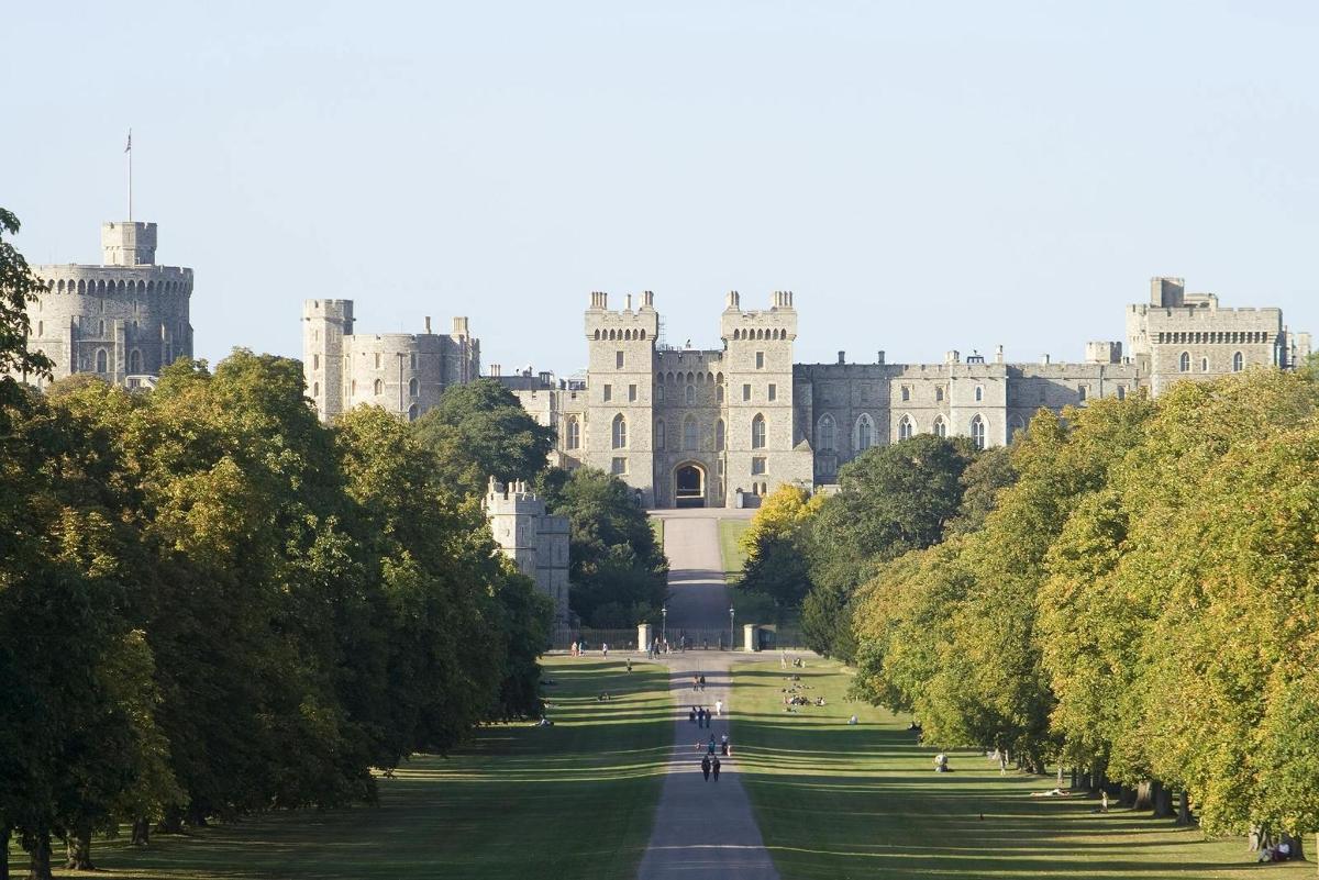una vista del castello di Windsor dai giardini