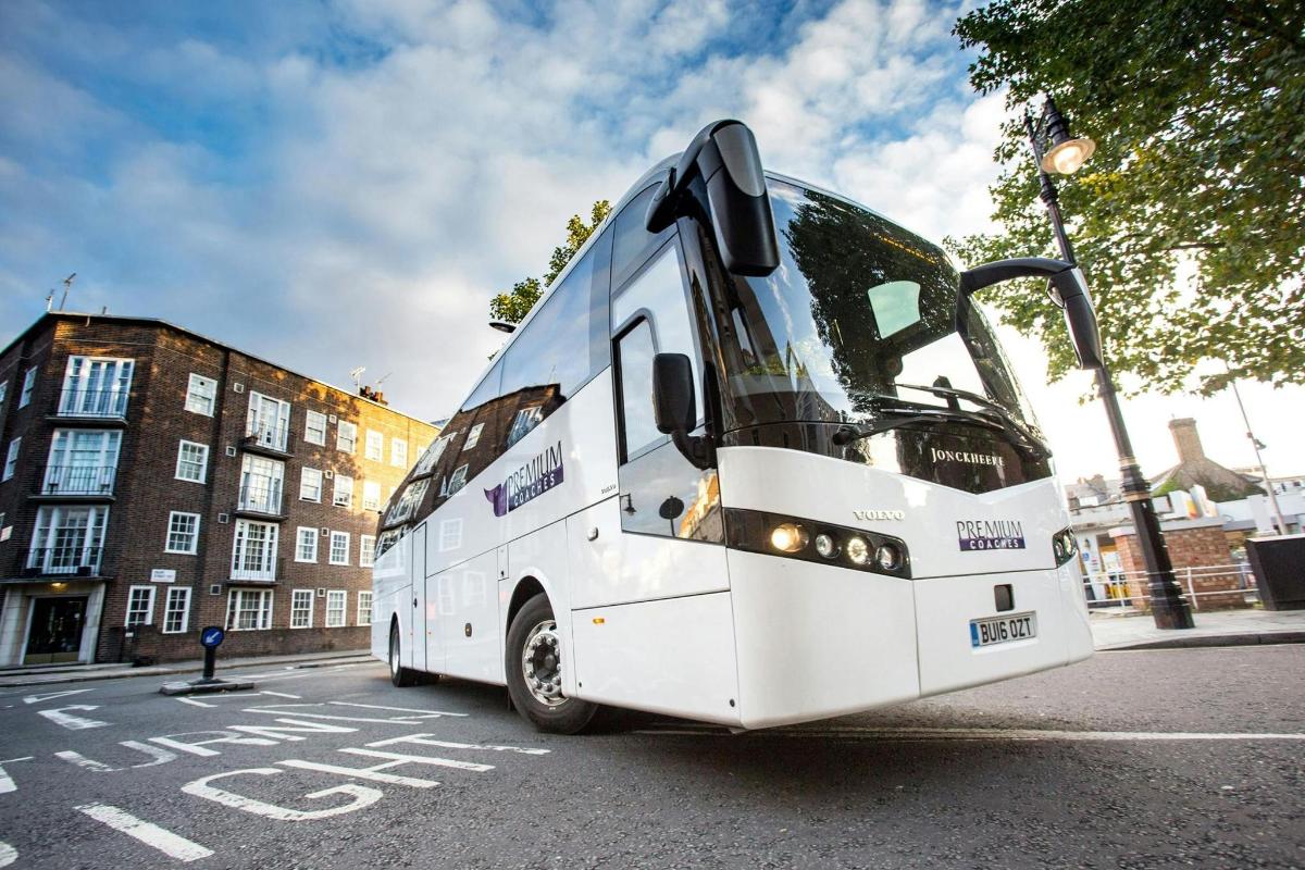 un autobus bianco è parcheggiato su una strada cittadina