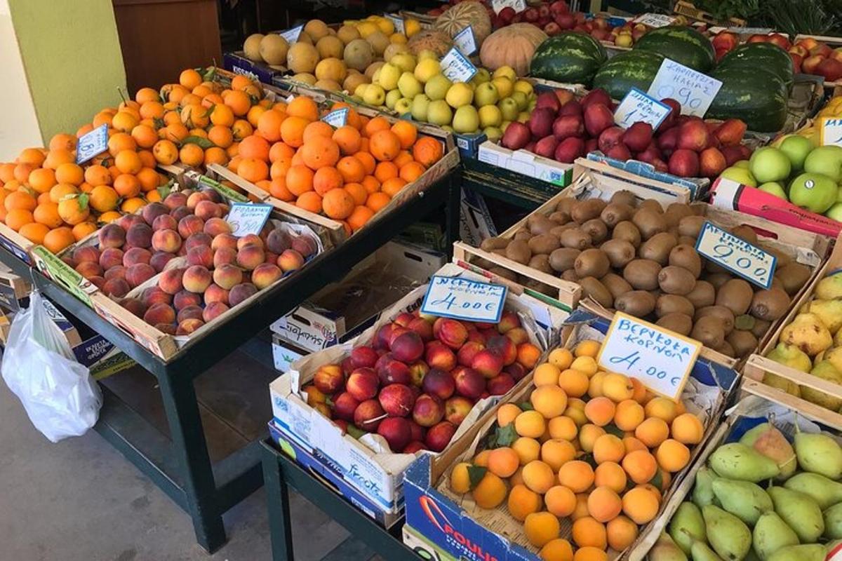 isang fruit stand na may iba't ibang uri ng prutas at gulay
