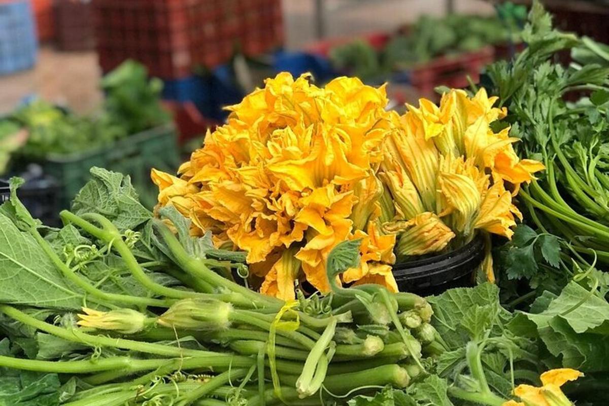 seikat bunga kuning dipajang di pasar