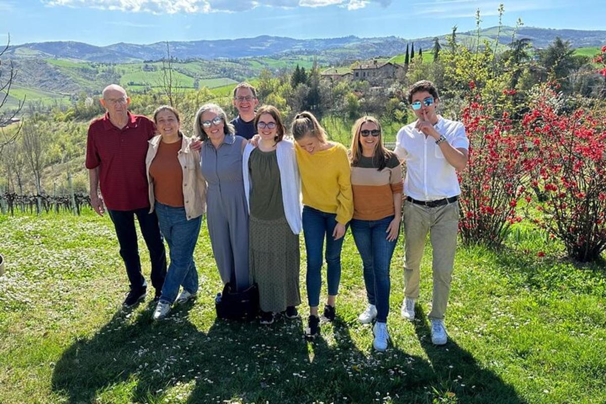 un grup de oameni care pozează pentru o fotografie pe un câmp
