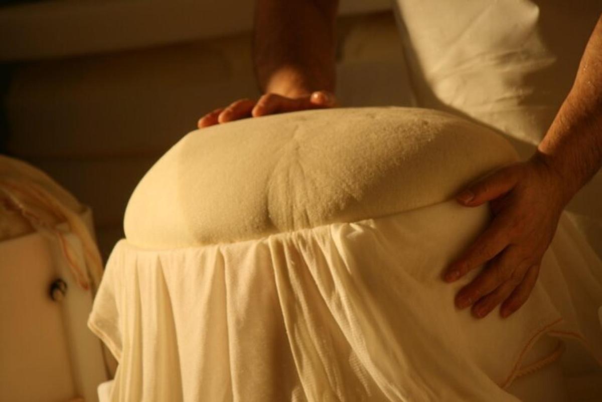 seseorang dengan gaun putih memegang bantal