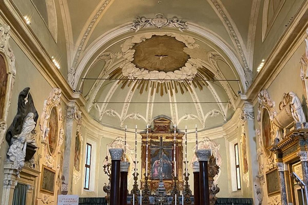 velký kostel s klenutým stropem a lustrem