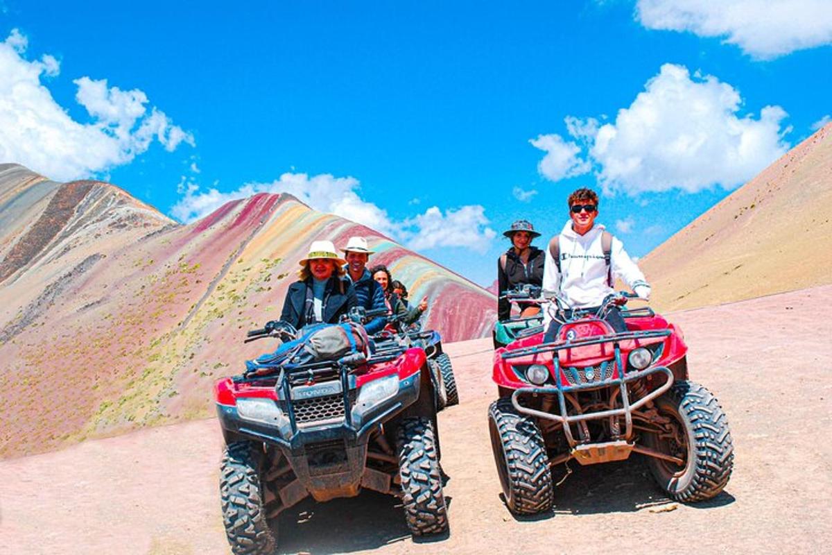 Un grupo de personas conduciendo vehículos todo terreno en el desierto.