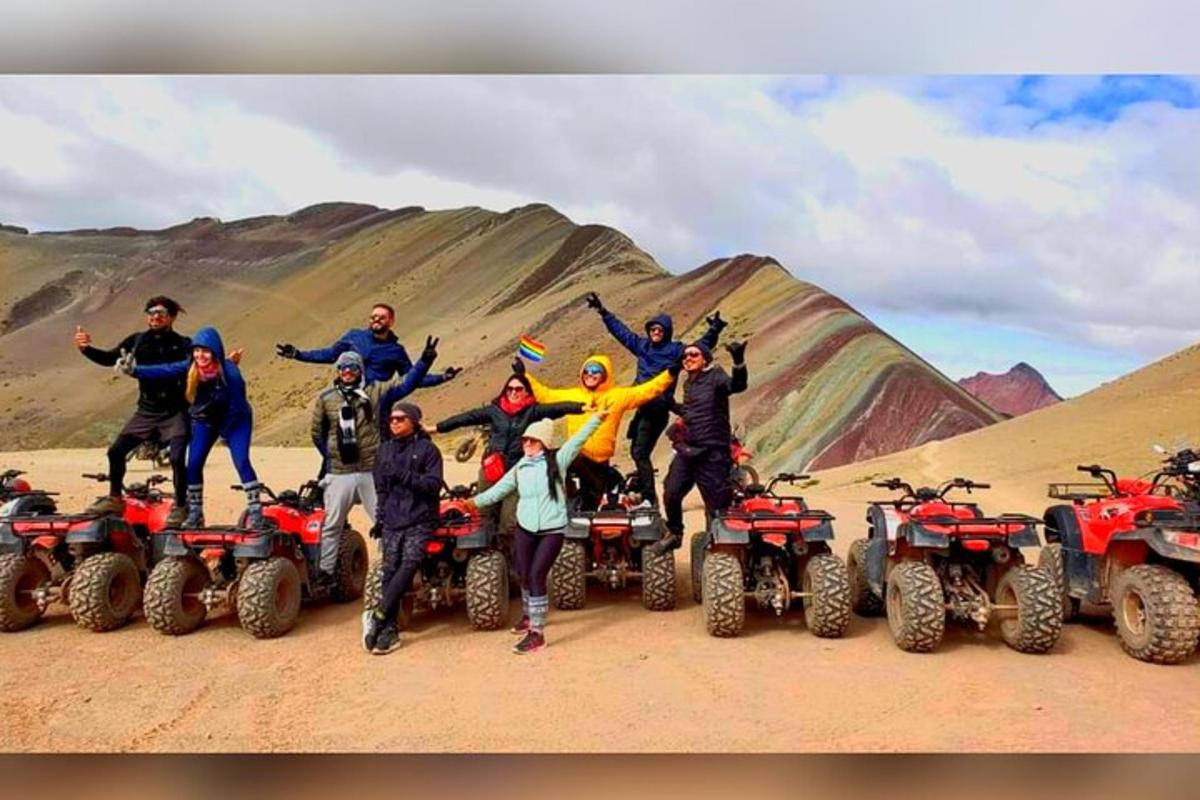 Un grupo de personas de pie en vehículos todo terreno en el desierto.