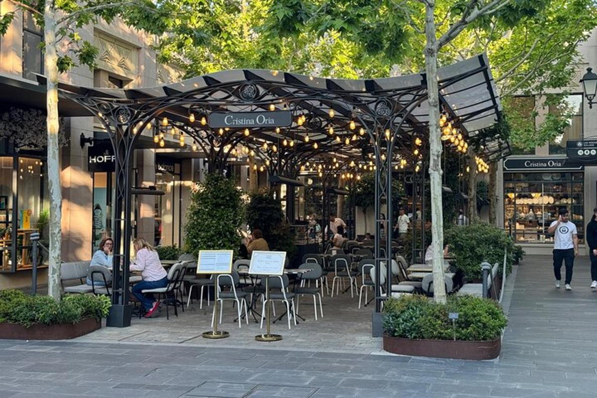 restaurace se stoly a židlemi a lidmi sedícími v ní
