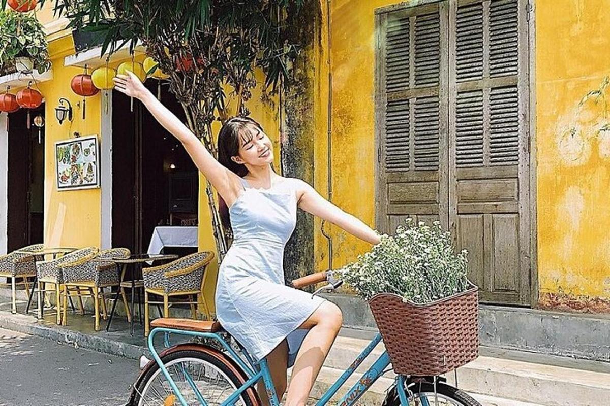 一位穿着连衣裙的女人骑自行车