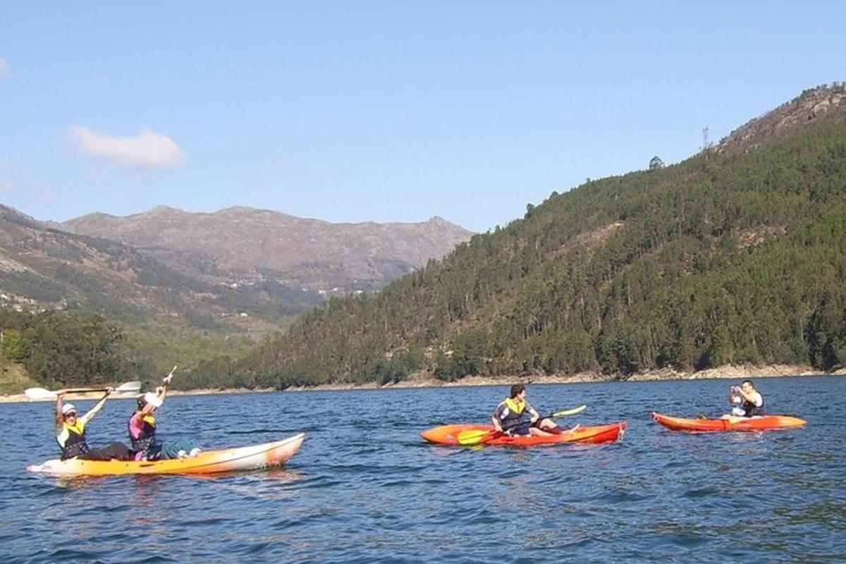 un gruppo di persone in kayak su un lago