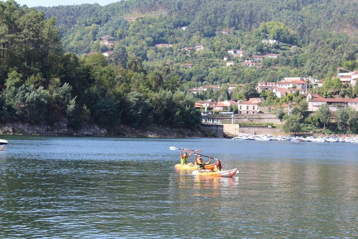 um grupo de pessoas em um barco na água
