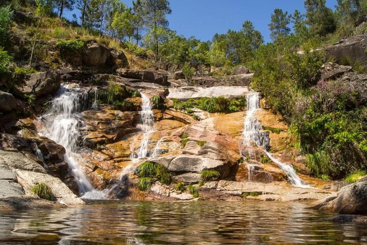 nokkrir fossar yfir vatnsból
