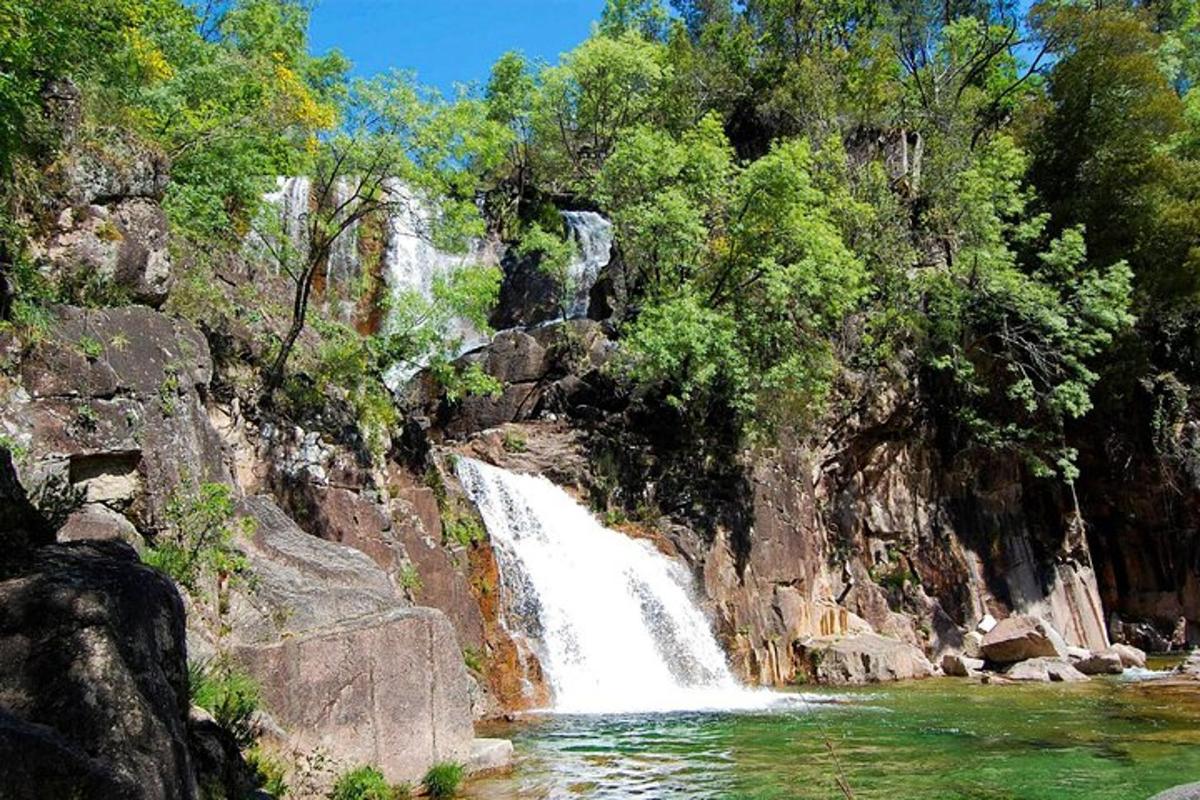 uma cachoeira na encosta de uma montanha rochosa