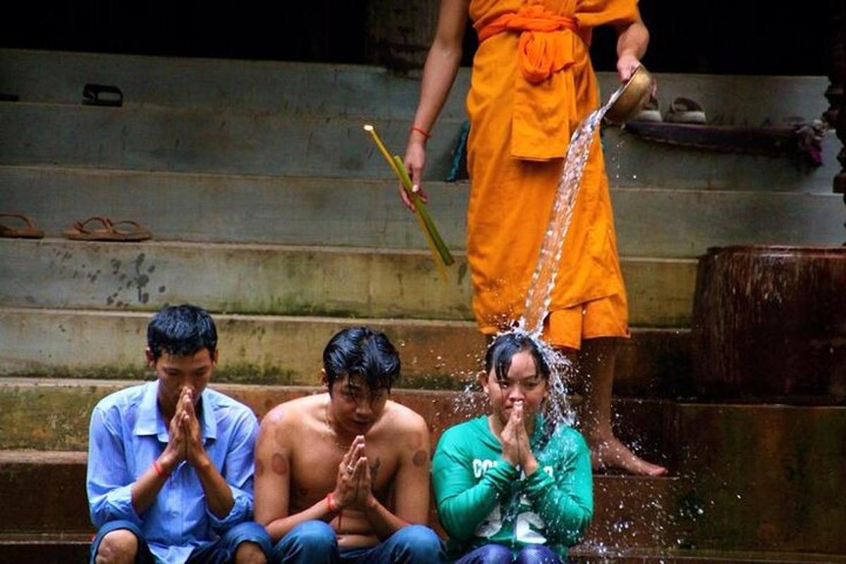 un gruppo di persone sedute sui gradini di una fontana