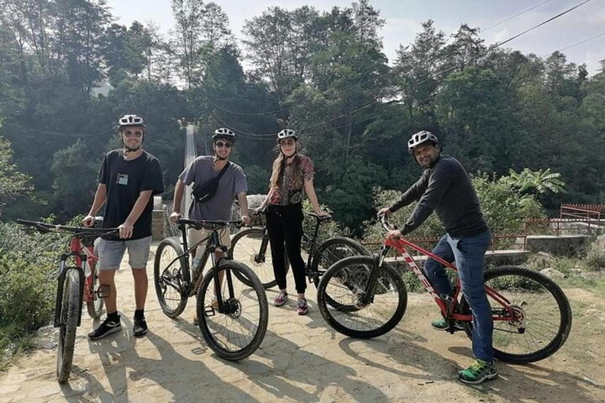 un gruppo di uomini in piedi con le loro biciclette