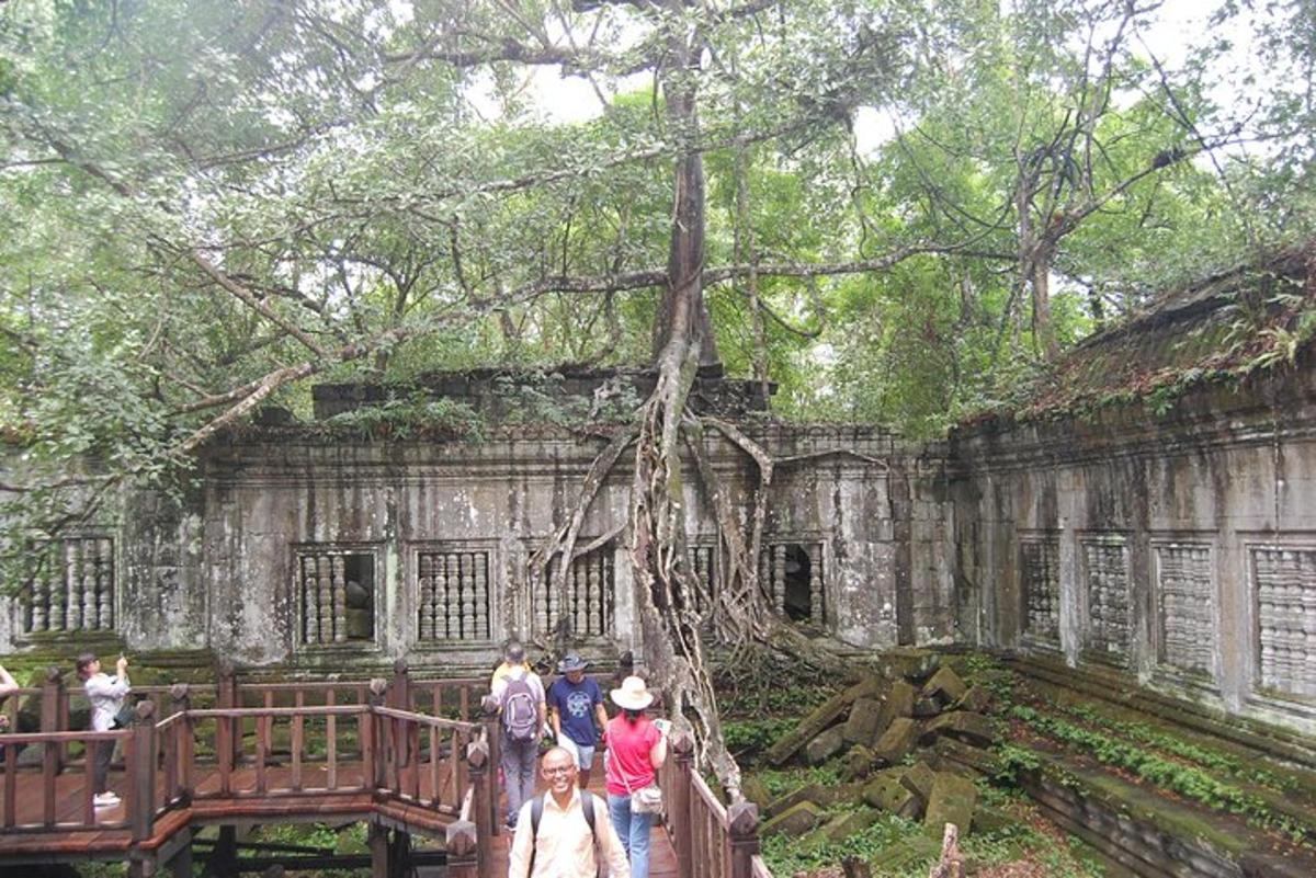 một nhóm người đang đứng trước một tòa nhà cũ