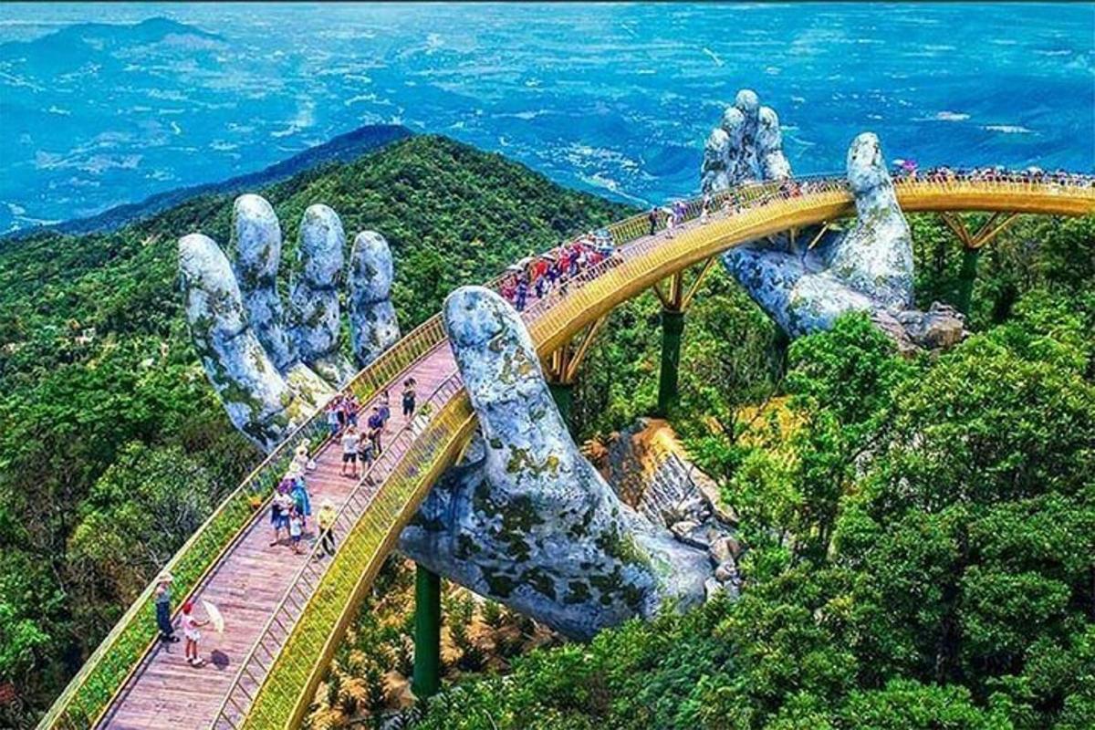 một nhóm người trên một cây cầu trên núi