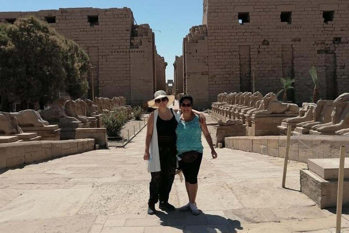 due persone in piedi una accanto all'altra davanti alle rovine