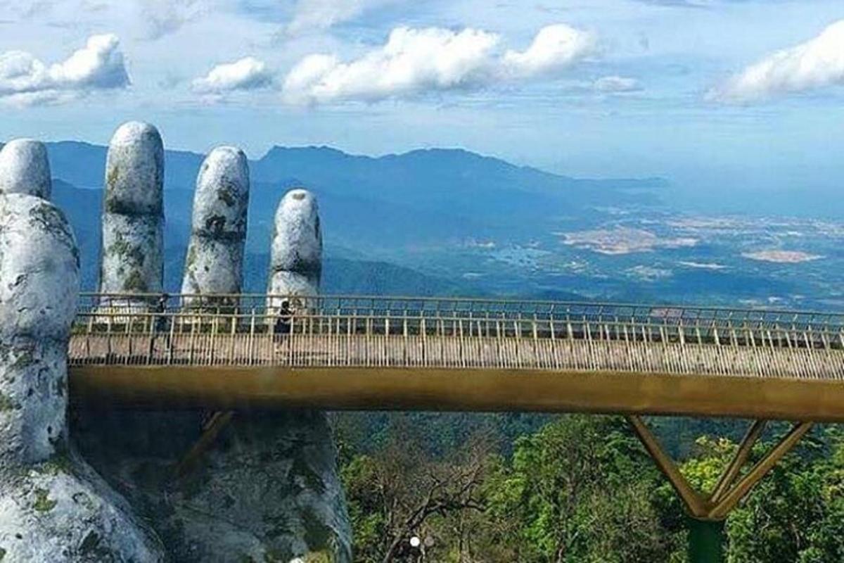 một cây cầu có hình dạng bàn tay bị trói chặt