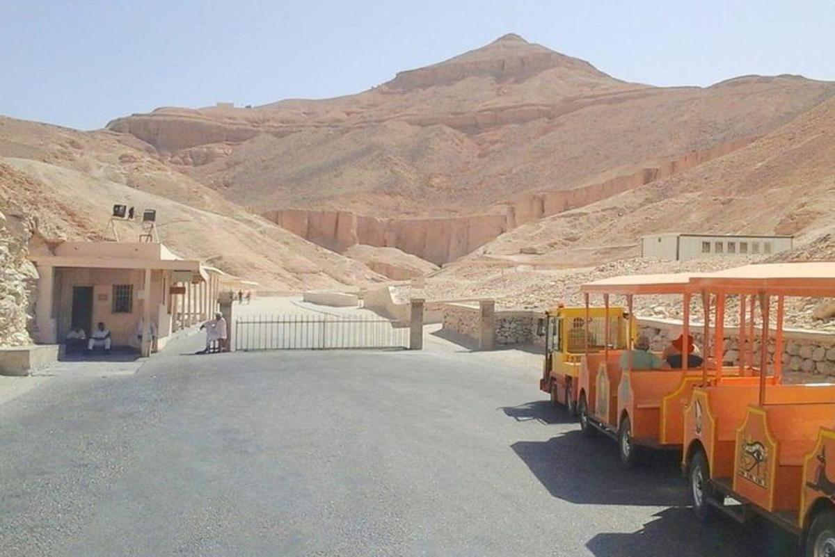 un autobus giallo parcheggiato accanto a un edificio nel deserto