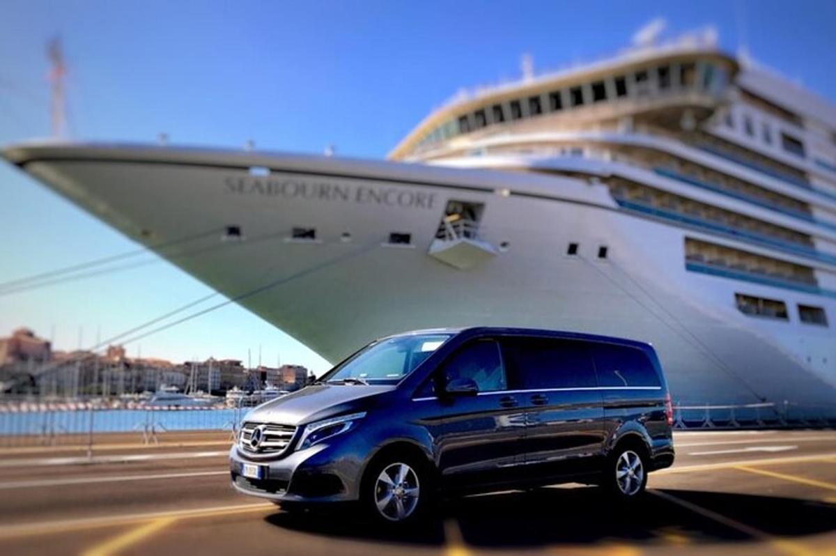 un furgone parcheggiato davanti a una nave da crociera