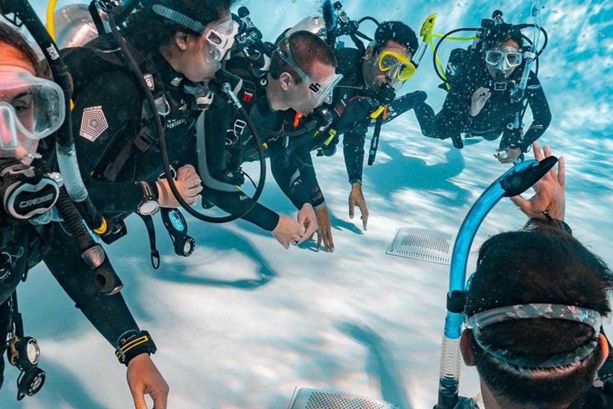 un gruppo di persone in una piscina